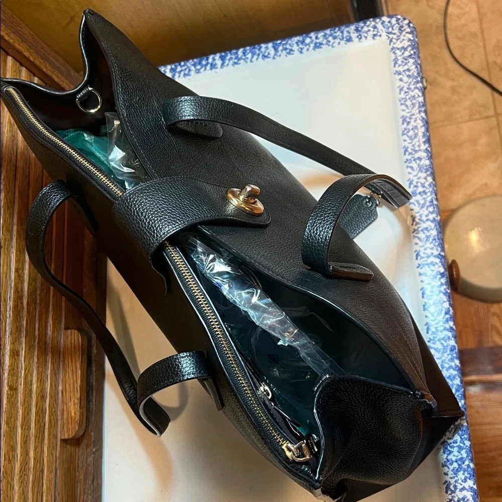 Coach Charlie turnlock tote bag in black pebble grain leather - Picture 12 of 17